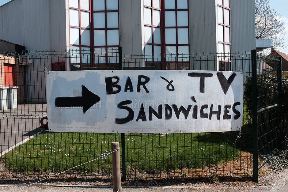 Guarderemo la Roubaix al Carrefour de l'Arbre. Ma prima ci serve un bar per guardare la diretta